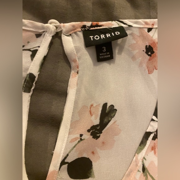 Torrid High Low Short Sleeve Blouse Size 3 - Picture 5 of 9